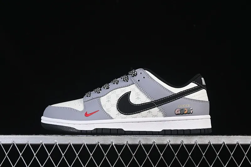 All categories Nk SB Dunk Series Nk SB Dunk Low High-end customized low-top sneakers Nike SB Dunk Low Gucci co-branded Light gray black hook Anniversary high-end customized low-top casual sneakers CS1688-134